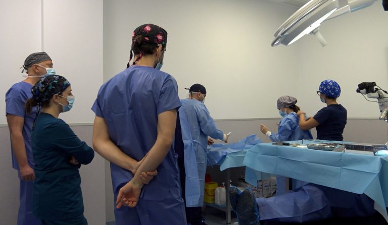Course Avancée en Chirurgie Reconstructive Osseuse - Dr Guillermo Escobar et étudiants