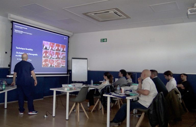 Course Avancée en Chirurgie Reconstructive Osseuse - Dr Guillermo Escobar et étudiants
