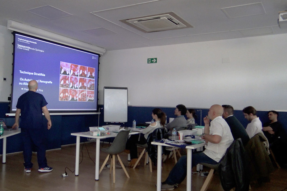 Course Avancée en Chirurgie Reconstructive Osseuse - Dr Guillermo Escobar et étudiants