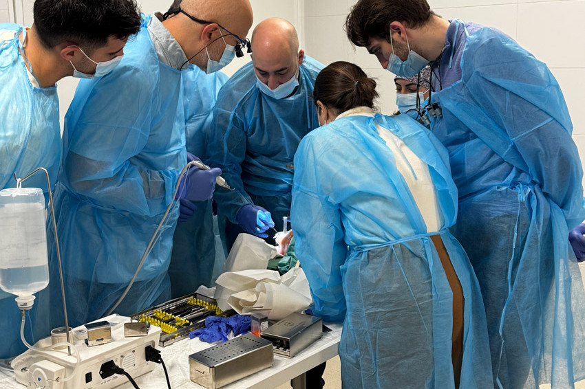 Course Avancée en Chirurgie Reconstructive Osseuse - Dr Guillermo Escobar et étudiants