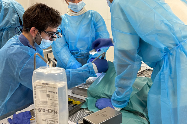 Course Avancée en Chirurgie Reconstructive Osseuse - Dr Guillermo Escobar et étudiants